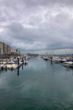 SANTANDER, İspanya - 19 Ağustos 2025: sakin deniz manzarası Santander, İspanya 'daki gezinti güvertesinden, yumuşak dalgalar ve huzurlu kıyı atmosferiyle.