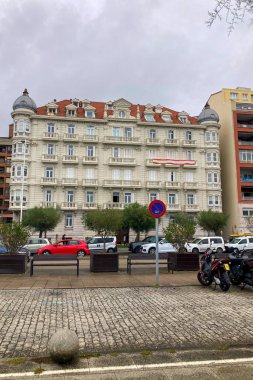 SANTANDER, SPAIN 19 Ağustos 2025: Bulutlu bir günde Santander, İspanya 'nın büyüleyici caddelerinde yürümek, eski binalardan yansıyan yumuşak bir ışık ve havayı dolduran sessiz bir atmosfer..