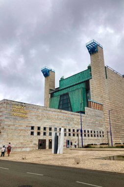 SANTANDER, SPAIN 19 Ağustos 2025: Bulutlu bir günde Santander, İspanya 'nın büyüleyici caddelerinde yürümek, eski binalardan yansıyan yumuşak bir ışık ve havayı dolduran sessiz bir atmosfer..