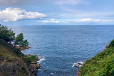 İspanya 'nın Santander kentindeki sakin deniz manzarası, yumuşak dalgalar ve huzurlu bir sahil atmosferi..