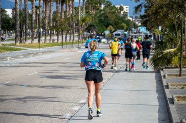 TORREMOLINOS, SPAIN - 2 Şubat 2025: Torremolinos, İspanya 'da Maraton de Torremolinos' ta koşucular