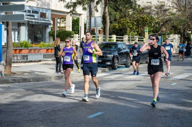 TORREMOLINOS, SPAIN - 2 Şubat 2025: Torremolinos, İspanya 'da Maraton de Torremolinos' ta koşucular