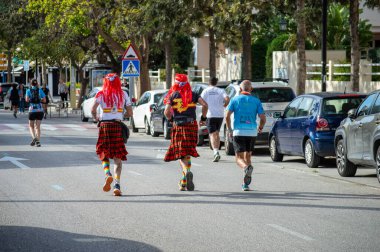 TORREMOLINOS, SPAIN - 2 Şubat 2025: Torremolinos, İspanya 'da Maraton de Torremolinos' ta koşucular