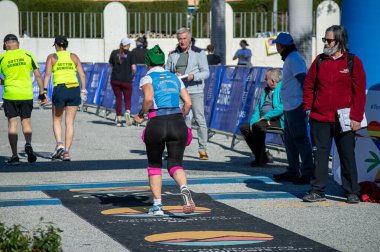 TORREMOLINOS, SPAIN - 2 Şubat 2025: Torremolinos, İspanya 'da Maraton de Torremolinos' ta koşucular