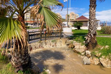 TORREMOLINOS, İspanya - 2 Mart 2025: Torremolinos, İspanya 'da fırtınadan sonra deniz fırtınası