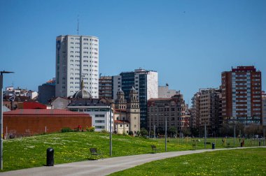 Gijn, İspanya 'nın Asturias kentinde 7 Nisan 2025 tarihinde kurulmuş canlı bir sahil kentidir..