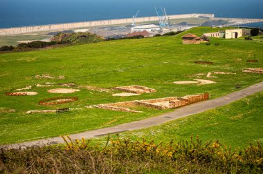 GijON, İspanya - 7 Nisan 2025: Gijn limanı Gijn, Asturias, İspanya 'daki manzaralı kıyı manzaraları arasında yerleşim yerleri