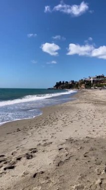 NERJA, İspanya - 22 Mart 2025: Işıldayan deniz ve büyüleyici şehrin muhteşem manzaraları, 22 Mart 2025 tarihinde İspanya 'nın Nerja kentinde nefes kesen kıyı manzaraları ve pitoresk bir atmosfer sunuyor.