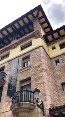 COVADONGA, İspanya - 6 Nisan 2025: Asturias 'taki Covadonga kutsal mağarası, bazilikası ve çarpıcı doğal çevresiyle bilinen tarihi bir dağ köyüdür..