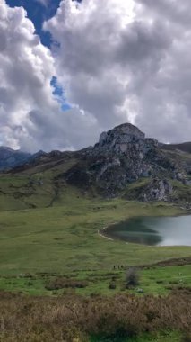 İspanya 'nın Asturias kentindeki Picos de Europa dağlarında yuva yapmış pitoresk Covadonga Gölleri nefes kesici doğal güzellik ve sükunet sunuyor.