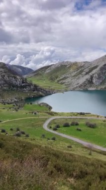 İspanya 'nın Asturias kentindeki Picos de Europa dağlarında yuva yapmış pitoresk Covadonga Gölleri nefes kesici doğal güzellik ve sükunet sunuyor.
