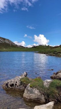 İspanya 'nın Asturias kentindeki Picos de Europa dağlarında yuva yapmış pitoresk Covadonga Gölleri nefes kesici doğal güzellik ve sükunet sunuyor.
