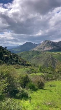Sierra Tejeda Doğal Parkı 'nda çarpıcı manzaralar ve barışçıl doğa deneyimleri sunan doğa, yürüyüş yollarını çevrelemektedir.
