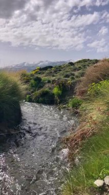 İlkbaharda eriyen kardan akan su akıntısı, Sierra Nevada, Endülüs, İspanya