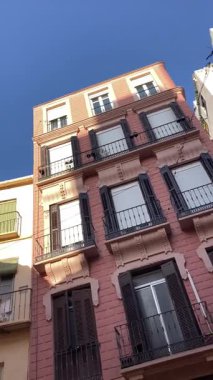 MALAGA, İSPAN - 10 Temmuz 2025 İspanya 'nın sakin caddelerinde sabah yürüyüşü, yumuşak güneş ışığı ve sakin şehir atmosferiyle.