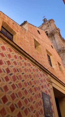 MALAGA, İSPAN - 10 Temmuz 2025 İspanya 'nın sakin caddelerinde sabah yürüyüşü, yumuşak güneş ışığı ve sakin şehir atmosferiyle.