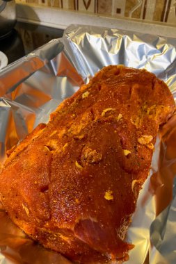 Biber ve sarımsaklı ev yapımı domuz eti geleneksel lezzet ve aromayla zenginleştirilmiş klasik Ukrayna tarifini yansıtır..