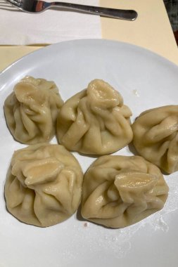 Ev yapımı khinkali klasik bir Gürcistan tarifi gösterisiyle hazırlandı geleneksel tatlar, el yapımı hamur ve sulu dolgu..