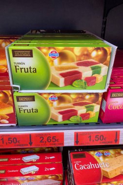 TORREMOLINOS, SPAIN - 10 Kasım 2025: İspanya 'nın Torremolinos kentindeki Mercadona' nın raflarında çeşitli yiyecekler düzenlenmiştir