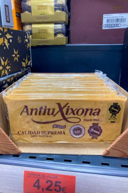 TORREMOLINOS, SPAIN - 10 Kasım 2025: İspanya 'nın Torremolinos kentindeki Mercadona' nın raflarında çeşitli yiyecekler düzenlenmiştir