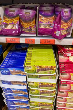 TORREMOLINOS, SPAIN - 10 Kasım 2025: İspanya 'nın Torremolinos kentindeki Mercadona' nın raflarında çeşitli yiyecekler düzenlenmiştir