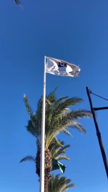 TORREMOLINOS, SPAIN - 20 NOVEMBER 2025: Calidad turistik bayrağı tüm sezon boyunca Torremolinos, İspanya 'da tanınan turizm kalitesi ve prestiji ön plana çıkarmak için dalgalandı.