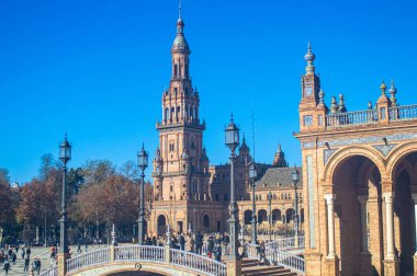 SEVILLA, İspanya - 25 Aralık 2025 İkonik İspanya Meydanı Büyük mimari, fayanslı köprüler ve Sevilla, İspanya 'da canlı bir şehir atmosferi sergiliyor.