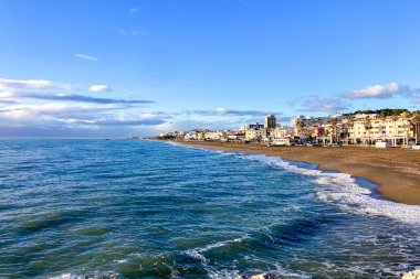 TORREMOLINOS, İspanya - Şubat 12026 Deniz kıyılarının geniş bir görüntüsü, İspanya 'nın Torremolinos kentindeki kıyı şeridi boyunca uzanan kumlu kıyıları ve sakin Akdeniz sularını ortaya çıkarmaktadır..
