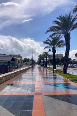 TORREMOLINOS, İspanya - 2 Mart 2025: Torremolinos, İspanya 'da fırtınadan sonra deniz fırtınası