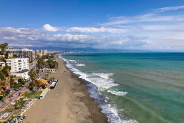 TORREMOLINOS, İspanya - 28 Şubat 2025 'te İspanya' nın Torremolinos kentindeki Sansuena Viewpoint 'ten deniz manzarası