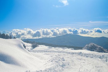 El değmemiş kış dağ manzaraları, İspanya 'nın Sierra Nevada kentindeki karla kaplı tepeleri ve el değmemiş dağlık arazileri gösteriyor..