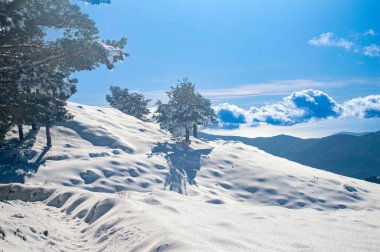 El değmemiş kış dağ manzaraları, İspanya 'nın Sierra Nevada kentindeki karla kaplı tepeleri ve el değmemiş dağlık arazileri gösteriyor..