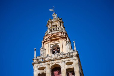 CORDOBA, SPAIN - 6 Ocak 2026: İspanya 'nın Cordoba kentindeki Tarihi Cami Katedrali, anıtsal bir miras içinde İslami ve Hristiyan mimarisi sergileniyor.