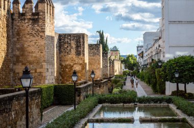 CORDOBA, İspanya - 6 Ocak 2026: Cordoba, İspanya 'da büyüleyici caddeler ve kentsel alanlarda yürürken tarihi mimarinin tadını çıkarmak.