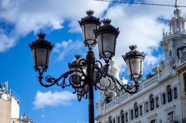 CORDOBA, İspanya - 6 HAZİRAN 2026: İspanya 'nın Cordoba kentinde tarihi binalar ve şehir hayatı ile çevrili Tendillas Meydanı canlı şehir meydanı.