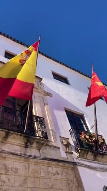 CORDOBA, İspanya - 6 Ocak 2026: Cordoba, İspanya 'da büyüleyici caddeler ve kentsel alanlarda yürürken tarihi mimarinin tadını çıkarmak.