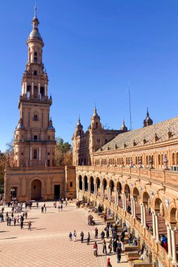 SEVILLA, İspanya - 25 Aralık 2025 İkonik İspanya Meydanı Büyük mimari, fayanslı köprüler ve Sevilla, İspanya 'da canlı bir şehir atmosferi sergiliyor.
