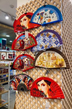 SEVILLA, İspanya - 25 Aralık 2025: Renkli bir hediyelik eşya dükkanı Sevilla, İspanya 'da canlı seyahat ruhunu yakalayan yerel el sanatları ve hediyeler sergiliyor.