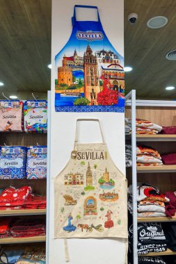 SEVILLA, İspanya - 25 Aralık 2025: Renkli bir hediyelik eşya dükkanı Sevilla, İspanya 'da canlı seyahat ruhunu yakalayan yerel el sanatları ve hediyeler sergiliyor.