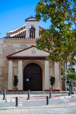 NERJA, İspanya - 22 Mart 2025: Büyüleyici şehir, 22 Mart 2025 tarihinde İspanya 'nın Nerja kentinde nefes kesici manzaralar ve pitoresk bir atmosfer sunuyor