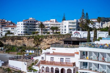 NERJA, İspanya - 22 Mart 2025: Büyüleyici şehir, 22 Mart 2025 tarihinde İspanya 'nın Nerja kentinde nefes kesici manzaralar ve pitoresk bir atmosfer sunuyor