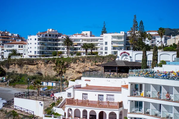 NERJA, İspanya - 22 Mart 2025: Büyüleyici şehir, 22 Mart 2025 tarihinde İspanya 'nın Nerja kentinde nefes kesici manzaralar ve pitoresk bir atmosfer sunuyor