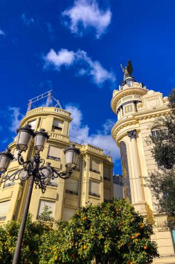 CORDOBA, İspanya - 6 HAZİRAN 2026: İspanya 'nın Cordoba kentinde tarihi binalar ve şehir hayatı ile çevrili Tendillas Meydanı canlı şehir meydanı.