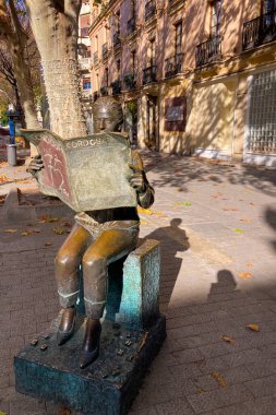 CORDOBA, İspanya - 6 Ocak 2026: Cordoba, İspanya 'da büyüleyici caddeler ve kentsel alanlarda yürürken tarihi mimarinin tadını çıkarmak.