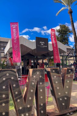 CORDOBA, İspanya - 6 Ocak 2026: İspanya 'nın Cordoba kentinde yerel gıda kültürünün sergilendiği İspanyol mezeleri ve mezecilerin Victoria pazar merkezi.