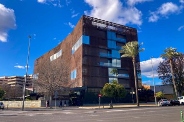 CORDOBA, İspanya - 6 Ocak 2026: Cordoba, İspanya 'da büyüleyici caddeler ve kentsel alanlarda yürürken tarihi mimarinin tadını çıkarmak.