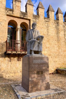 CORDOBA, İspanya - 6 Ocak 2026: Cordoba, İspanya 'da büyüleyici caddeler ve kentsel alanlarda yürürken tarihi mimarinin tadını çıkarmak.