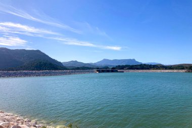 Manzaralı Guadalhorce depoları ağzına kadar suyla dolup İspanya 'da nefes kesici doğal manzara yaratıyor..