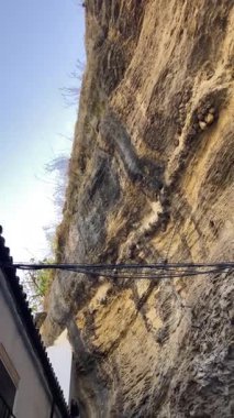 SETENİL DE LAS BODEGAS, SPAIN - 22 Ekim 2025: Dramatik kaya oluşumları içine inşa edilmiş eşsiz beyaz boyalı köy, Setenil de las Bodegas, İspanya 'daki en resimli manzaralardan birini sunuyor