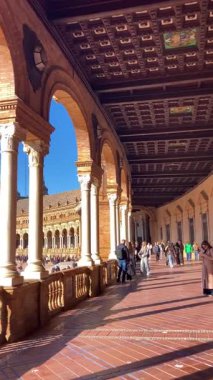 SEVILLA, İspanya - 25 Aralık 2025 İkonik İspanya Meydanı Büyük mimari, fayanslı köprüler ve Sevilla, İspanya 'da canlı bir şehir atmosferi sergiliyor.